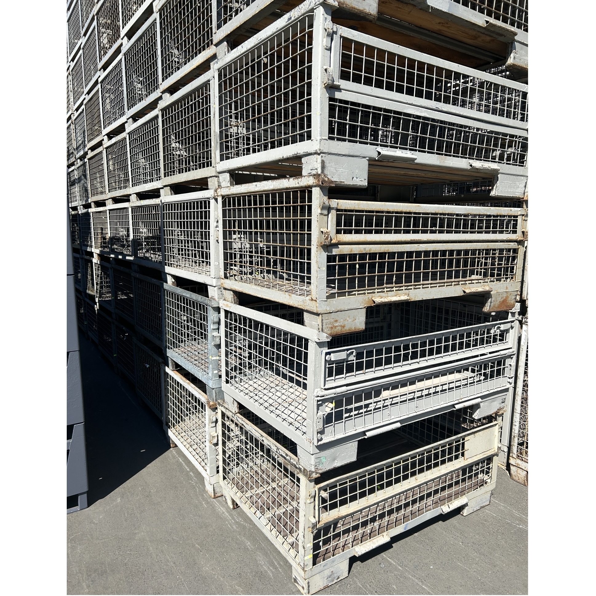 IMG_2171_Bild1_Homepage Industriegitterboxpalette, H570mm mit halber Klappe -gebraucht- – Bild 1